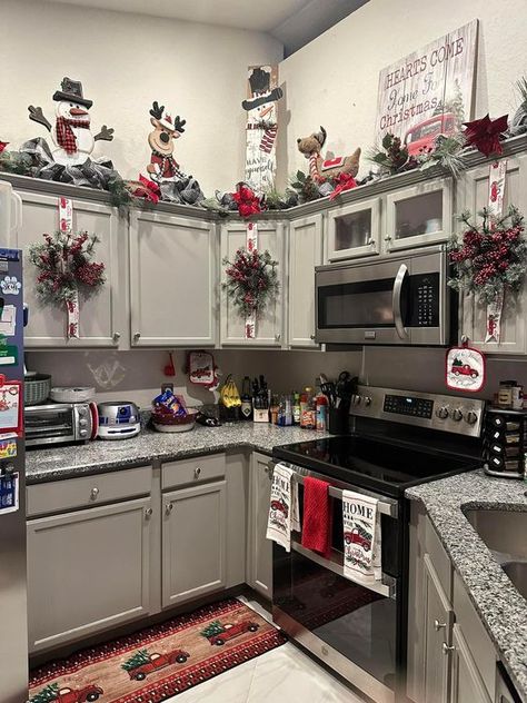 DIY Christmas Decor Ideas - RecipeMagik Cabinets Christmas Decor, Christmas Cabinets Decorating Ideas, Diy Christmas Kitchen Decor, Island Ideas Kitchen, Diy Christmas Kitchen, Christmas Sleigh Decorations, Christmas Coffee Table Decor, Diy Christmas Decor Ideas, Florida Christmas