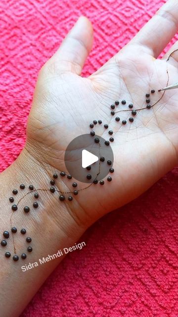 Simple Back Design Mehndi, Cute Tiny Henna Tattoos, Beginners Mehandi Design, Mehedi Design For Beginners, Mehndi Hacks Simple, Mehandi Designs Kids Simple, Mehendi Hacks For Beginners, Easy Henna Design For Beginners, Mehndi Designs Kids Hands