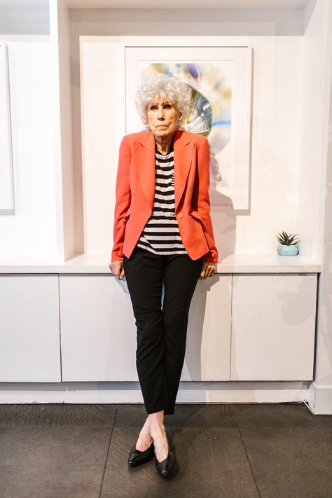 If you’re over 60, now is the perfect time to create a capsule wardrobe because it’s an easy way to ensure your wardrobe stays modern and flattering as you age. #fashion #lifestyle #LizFlynn #minimalism #shoppingtips Core Wardrobe Over 50, Capsule Wardrobe For Retiree, Over 60 Styles For Women, Capsule Wardrobe For Over 60 Years Old, Senior Women Over 60 Fashion, Capsule Wardrobe Over 60 Casual, Fashion Over 70, Over 60 Fashion Petite, Ageless Style Over 60