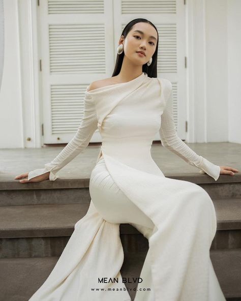 MEAN BLVD on Instagram: “#NEWIN| HUE AO DAI Hue Ao Dai is an elegant opening for our collection. From the fancy material to asymmetrical collar details with…” Ao Dai Design, Traditional Pants, Modern Bridal Dress, Asymmetrical Collar, Collar Details, Elegant Outfit Classy, Mean Blvd, Long Sleeve Wedding Dress Lace, Evening Outfits