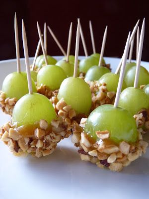 Fantastic Family Favorites: Caramel Grapes Recipes Yummy, Party Platters, Finger Food Appetizers, Snacks Für Party, Homemade Treats, Yummy Foods, Party Snacks, Wedding Food, Appetizers For Party