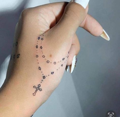 Tato Minimal, Membentuk Alis, Cross Tattoos For Women, Cute Hand Tattoos, Hand And Finger Tattoos, Pretty Hand Tattoos, Hand Tattoos For Women, Dope Tattoos For Women, Wrist Tattoos For Women