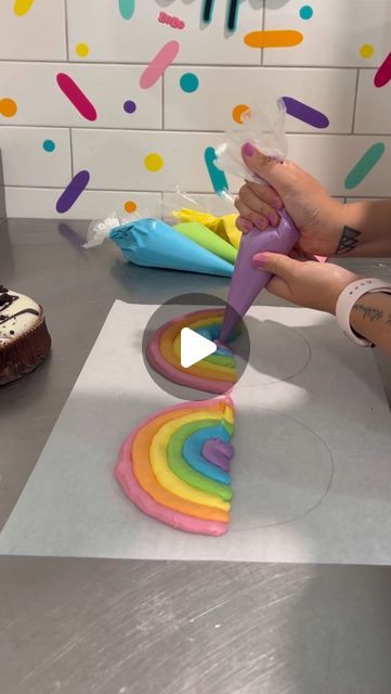 Cute Unicorn Party Ideas, Diy Rainbow Cake Easy, Crazy Cakes Videos, Rainbow Bday Decorations, Unicorn Baking Ideas, Cool Cakes Ideas, Simple Rainbow Unicorn Cake, Diy Rainbow Cake Decorating, Cake With Rainbow On Top