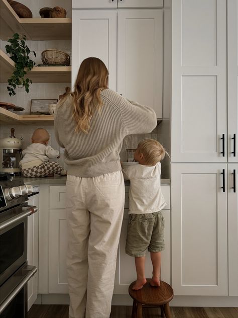 Baking with babies inspo aesthetic baby toddler fall cottage core October neutrals sweater weather toddler brothers motherhood Surfergirl Style, Portret Feminin, Jennifer Jareau, Future Mommy, Moms Goals, Life Vision Board, Dream Family, Future Mom, Dear Future