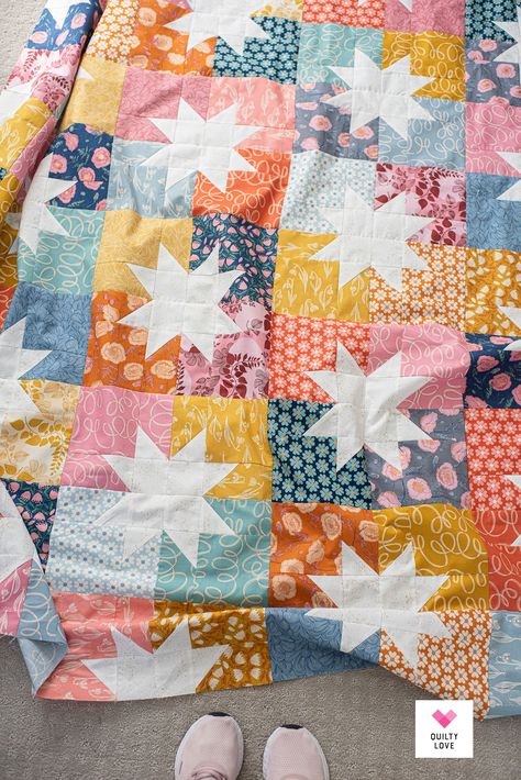 Quilt With Solid Colors, Dark Color Quilts, Modern Quilt Designs Inspiration, 70s Quilt, Patchwork Quilts Patterns, Classic Quilt Patterns, Cottagecore Quilt, Simple Quilt Pattern, Sawtooth Star Quilt