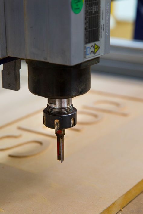 SkillBuilder- anatomy of the cnc (computer numerical control) router Cnc Router Plans, Cnc Machine Projects, Hobby Cnc, Cnc Router Projects, Jet Woodworking Tools, Diy Cnc Router, Router Projects, Woodworking Saws, Routeur Cnc