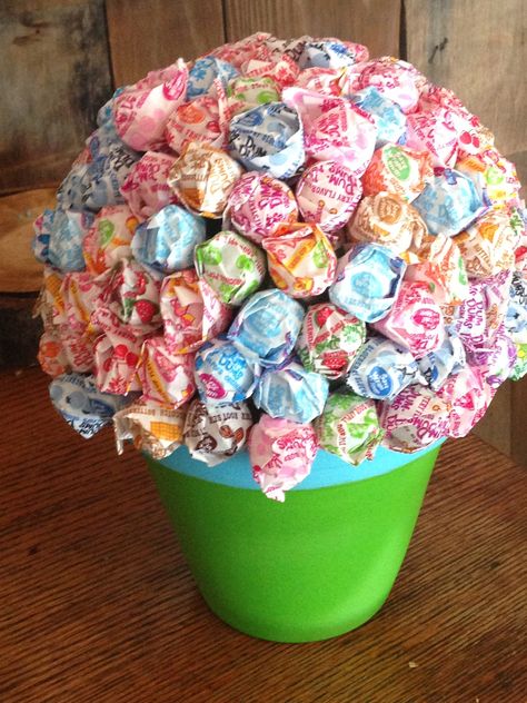 Lollipop centerpieces Amigurumi Patterns, Lollipop Plant, Finals Care Package, College Gift Baskets, Kids Care Package, College Student Care Package, Lollipop Tree, College Finals, Teachers Lounge