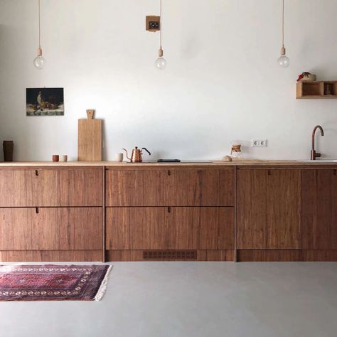 At Home with Instagram Star Sanne Hop and Her Family of Six in the Netherlands Bamboo Kitchen Cabinets, Wooden Kitchen Cabinets, Concrete Houses, Box Shelves, Eco Friendly Kitchen, Ikea Cabinets, Wooden Kitchen, Open Plan Kitchen, 인테리어 디자인