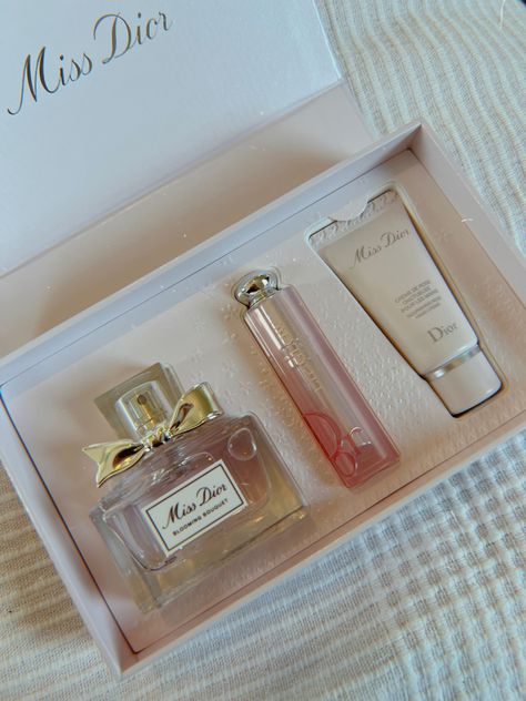 opened gift box with a dior blooming bouquet perfume, color reviver balm and a small dior hand cream Miss Dior Gift Set, Miss Dior Set, Dior Perfume Set, Perfume Set Gift, Dior Blooming Bouquet Perfume, Dior Gift Set, Perfume Miss Dior, Perfume Sets, Dior Gift