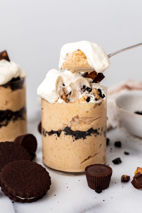 This easy peanut butter mousse is deliciously fluffy and perfectly sweet- and so quick to make! With just 4 dairy free ingredients and a refined sugar free option, this lush peanut butter mousse is the ultimate peanut butter lover's dessert! We're also layering it with crushed homemade gluten free Oreos for even extra decadence! Britt Berlin, Gluten Free Dairy Free Cake, Vegan Oreos, Banana Diaries, Gluten Free Oreos, Dairy Free Cream Cheese, Peanut Butter Mousse, Dairy Free Cake, Dessert Cookbooks