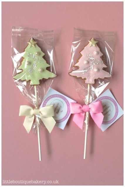 Christmas Cookie Pops, Gingerbread Cookies Decorated, Christmas Cookies Gift, Christmas Cake Designs, Iced Biscuits, Xmas Cake, Christmas Tree Cookies, Cookie Pops, Xmas Cookies