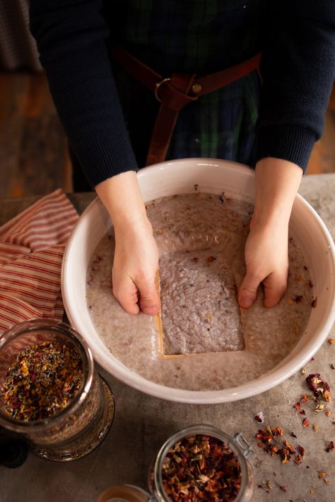 How to Make Handmade Floral Paper: Recycled Craft Ideas Diy Paper Recycle, Paper Making Ideas Homemade, Handmade Paper Diy, Handmade Paper Ideas, How To Make Paper At Home, Paper Pulp Craft, Paper Making Diy, Paper With Dried Flowers, Sustainable Crafts