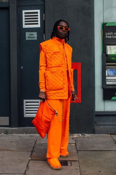 Orange Is the New Black, According to Street Style at London Fashion Week Men's - Fashionista 2020 Street Style, London Fashion Week Mens, Street Style Aesthetic, New York Street Style, Street Style Blog, Orange Outfit, Plaid Outfits, London Street Style, Orange Fashion