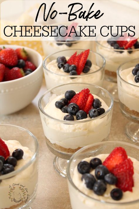 No Bake Cheesecake Cups, Cheesecake Cups Recipe, Fruit Desserts Easy, Dessert Cups Recipes, Cheesecake Parfaits, Mini Dessert Cups, Best Christmas Desserts, Parfait Desserts, Cheesecake Cups