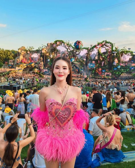 Looks do público day 2 e 3 no @tomorrowland ✨ Qual o seu favorito? 1, 2, 3, 4, 5, 6, 7, 8, 9 ou 10? Mais looks nos stories 💖 A W2 vem aí, de 26 - 28 julho. Ansiosa pelos sets e looks 😍 #tomorrowland #tomorrowlandbelgium #festivalstyle #raveoutfit #tomorrowland2024 #day2 #day3 #edmgirls #ravegirls #glitter #tomorrowlandff Tomorrow Land, Edm Girls, 1 2 3, Glitter