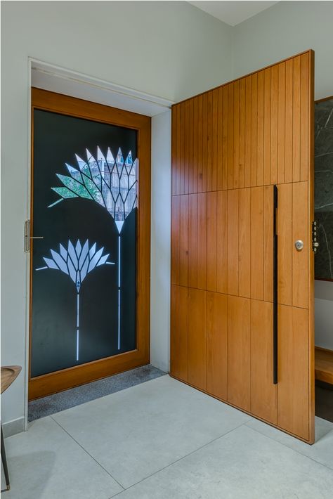 Mirror On Entrance Door, Veneer Door Groove Design, Main Door Groove Design, Door Groove Design Modern, Door Groove Design, Veneer Ceiling, Wooden Wall Cladding, Latest Door Designs, Pooja Door