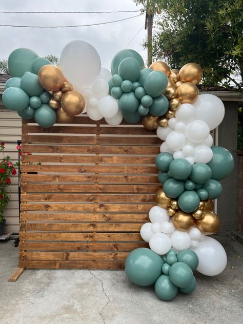 Balloon Arch On Wood Backdrop, Rustic Party Backdrop, Wood Pallet Birthday Decor, Backdrop With Pallets And Balloons, Balloon Arch Pallet Wall, Pallet Wall Birthday Backdrop, Wooden Balloon Backdrop, Balloon Pallet Backdrop, Graduation Party Ideas Balloon Arch