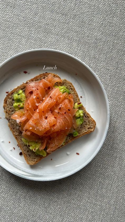 healthy lunch with salmonand avocado toast Shrimp Avocado Toast, Avocado Meals Healthy, Healthy Food With Avocado, Healthy Food Ingredients, Avocado Salmon Toast, Avocado Food Ideas, Savory Breakfast Aesthetic, Clean Food Lunch, Healthy Food Aestethic