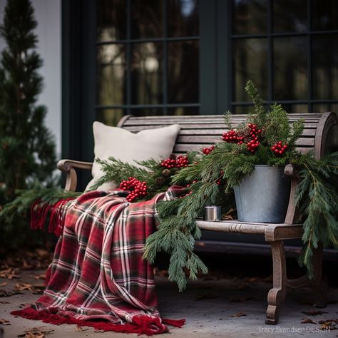 Natal Country, Christmas Outdoors, Outside Christmas Decorations, Christmas Decorating Ideas, Front Porch Christmas Decor Ideas, Porch Christmas Decor Ideas, Country Christmas Decorations, Porch Christmas Decor, Front Porch Christmas