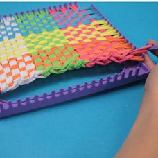 craftprojectideas.com - How to Use A Weaving Loom to Make a Potholder Craft Project Ideas, Potholder Loom, Weaving For Kids, Weaving Loom Diy, Loom Craft, Weaving Loom Projects, Loom Knitting Projects, Rigid Heddle Weaving, Potholder Patterns