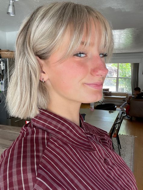 Shirt Blonde Hair With Bangs, Short Blonde Bob With Bangs Fine Hair, Blonde Hair Bangs Short, Short Blonde Hair Round Face, Short Hair With Bangs Blonde, Short Blonde Hair Bangs, Blonde Short Hair With Bangs, Bob With Bangs Blonde, Short Blonde Hair With Bangs