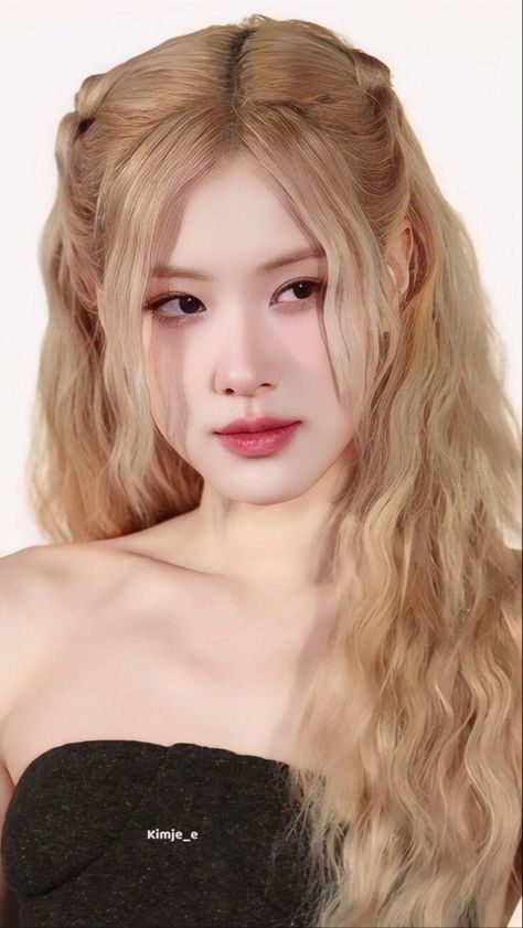 Kpop Blonde Hair, Rose Pink Hair Blackpink, Rose Blackpink Hair, Rose Hair Blackpink, Rose Blackpink Cute, Blonde Hair Kpop, Rose From Blackpink, Blackpink Hair, Rose Blackpink Wallpaper