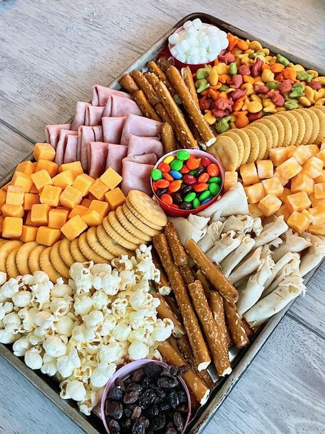 Stovetop Appetizers, Fruit Dip Recipe, Trying New Foods, Flavored Water Recipes, Birthday Party Snacks, Charcuterie Inspiration, Snack Board, Party Food Platters, Charcuterie Recipes