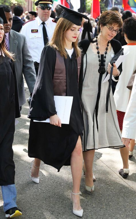 Mother's look? Emma Watson graduates from Brown University in 2014 University Graduation Outfit, Outfit Graduacion, Caps And Gowns, Graduation Outfits For Women, Masters Graduation Pictures, Graduation Dress College, Graduation Look, Short Graduation Dresses, Emma Watson Style