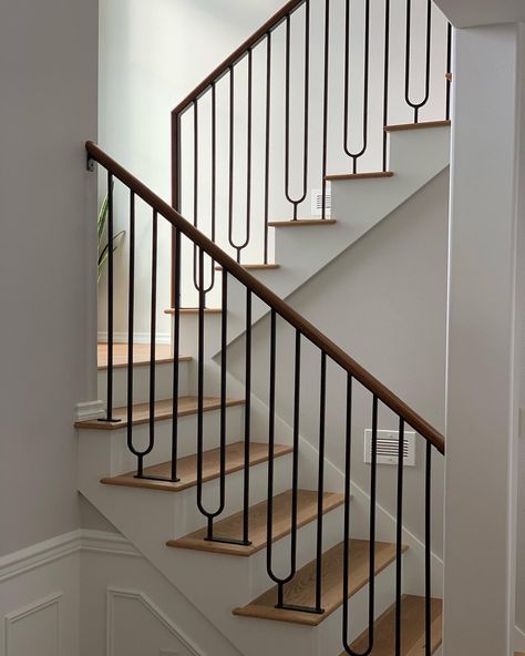 Wrought Iron Staircase Railing, Metal Bannister Ideas, Interior Railing Design, Modern Wrought Iron Stair Railing, Metal Handrails For Stairs Indoor, Wrought Iron Railings Interior, Metal Railing Staircase, Steel Railings For Stairs, Railing Design Stairs