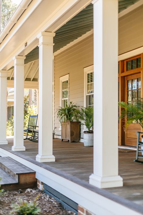 Porch Columns Makeover, Porch Post Ideas, Porch Column Ideas, French Country Porch, Front Porch Pillars, House Pillars, Front Porch Posts, Porch Pillars, Exterior Columns