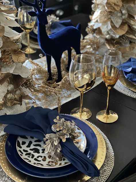 Blue Christmas Decor, Christmas Dinner Table, Blue Christmas Tree, Christmas Blue, Dining Room Table Decor, Table Setting Decor, Gold Christmas Decorations, Dinner Table Decor, Christmas Tablescapes