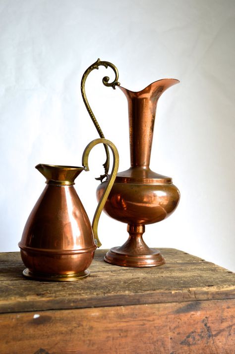 Vintage copper pitchers Copper Decoration, Copper Vases, Copper Home Decor, Stylish Tips, Copper Jug, Copper Utensils, Decor Objects, Copper Vase, Copper Decor