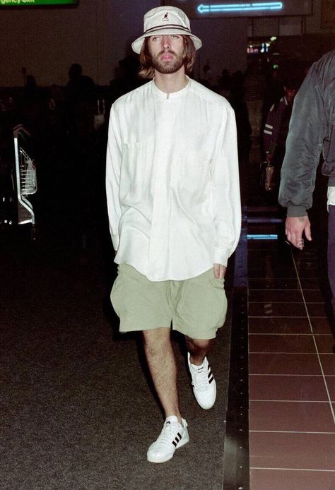 Liam Gallagher Fashion, Liam Gallagher Outfit, Liam Gallagher Style, 90s Men Outfits, Illusions Mind, Liam Oasis, Gay Style, Oasis Style, Brit Pop