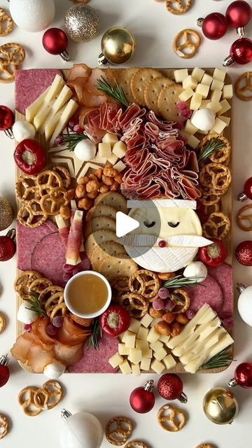 Christmas Snack Board, Santa Charcuterie Board, Santa Charcuterie, Brie Prosciutto, Christmas Cheese Boards, Dried Meat, Santa Snacks, Christmas Appetizers Easy, Christmas Snack