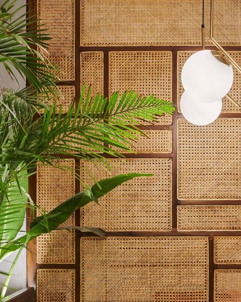 Rattan Restaurant Interior, Wall Design Restaurant Interiors, Tropical Wall Design, Restaurant Interior Design Tropical, Tropical Interior Restaurant, Thai Inspired Decor, Room Divider Restaurant, Tropical Style Restaurant, Thai Design Interior