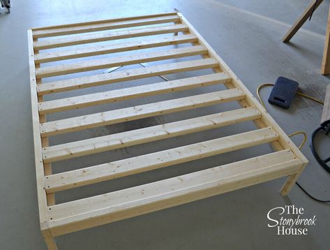 Diy Platform Bed Frame, Queen Bed Frame Diy, Diy Twin Bed, Diy Bed Frame Easy, Wood Bed Frame Diy, Easy Bed, Bed Frame Plans, Simple Bed Frame, Diy Platform Bed