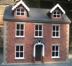 Willow Cottage dollhouse Dollhouse Exterior, Dolls House Shop, Dollhouse Miniatures Diy, Dollhouse Kits, Miniature Diy, Miniature Houses, Miniature House, English Cottage, Fairy Houses