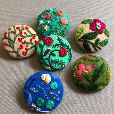 Embroidery Floss Storage, Embroidery Buttons, Etsy Embroidery, Hungarian Embroidery, Wool Embroidery, Embroidery Transfers, Embroidery Patterns Vintage, 자수 디자인, Embroidery Jewelry