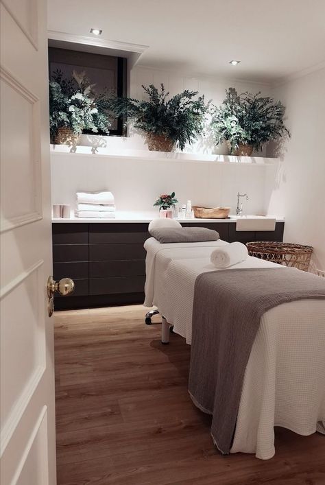 Small Massage Room Ideas, Small Facial Room Ideas, Spa Room Ideas, Spa Massage Room, Massage Room Design, Massage Room Decor, Massage Therapy Rooms, Home Spa Room, Reiki Room