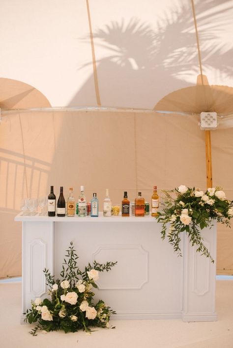 White Wedding Bar Setup, White Bar Decor Wedding, Green And White Event Decor, Simple Wedding Bar Decor, Bars At Weddings Reception, Bar Top Floral Arrangement, Wedding Bar With Flowers, Wedding Bar Decorations Reception Ideas, Floral Bar Decor