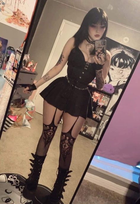 Hot Goth Outfits Women, Goth Mommy Outfits, Fishnet Stockings Outfit Aesthetic, Goth Women Outfits, Gothic Selfie, Goth Mommies, Goth Mommy, Aesthetic Egirl, Egirl Fashion