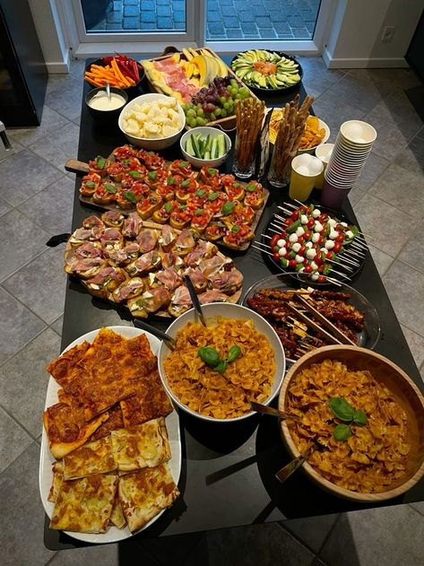 Food Parties Ideas, Cute Food Setups, Big Dinner Ideas Parties, Catered Dinner Party Food Ideas, Lots Of Food On Table, Boujee Party Food, 18th Party Food, Birthday Spread Parties Food, Food For Hosting Friends