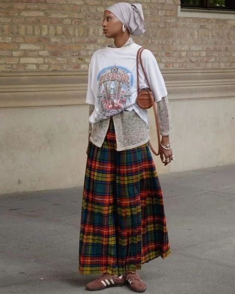 Skirt Vintage Outfit, Gemini Venus Aesthetic, Scottish Skirt Outfit, Layered Skirt Outfit, Skirt Layering, Scottish Outfit, Venus Aesthetic, Rediscover Yourself, Quoi Porter