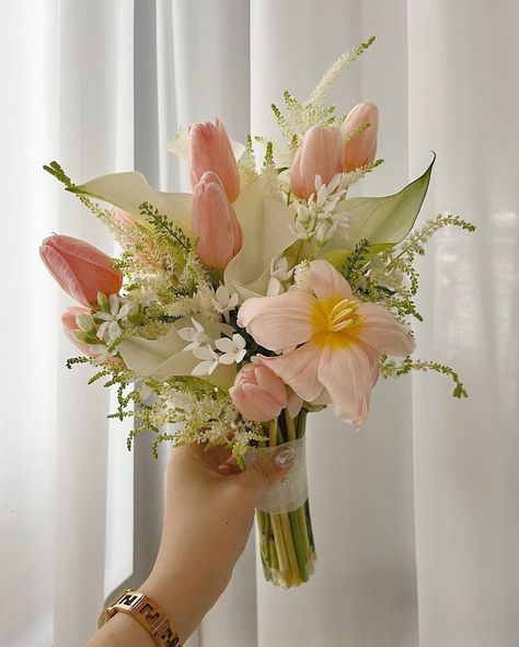 Peach Tulips Bouquet, Lily Tulip Bouquet, Wedding Bouquet For Bride, Day Lily Bouquet, Flower Arrangements On Stands, Tulip Lily Bouquet, Prom Bouquet Tulips, Bridal Bouquet With Lilies, Tulips And Lilies Bouquet