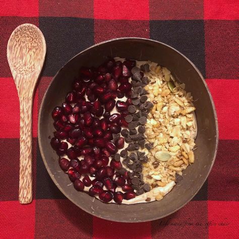 Pomegranate Bowl, Flax Granola, Chocolate Pomegranate, Clean Eating Plans, The Cranberries, Nonfat Greek Yogurt, Christmas Fruit, Yogurt Bowl, Pomegranate Seeds