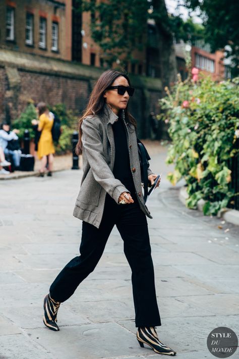 London SS 2020 Street Style: Elizabeth von der Goltz Animal Print Shoes Outfit, Zebra Print Shoes, Beat Street, Outfit Botas, 2020 Street Style, Animal Print Boots, Reportage Photography, Print Shoes, Street Look