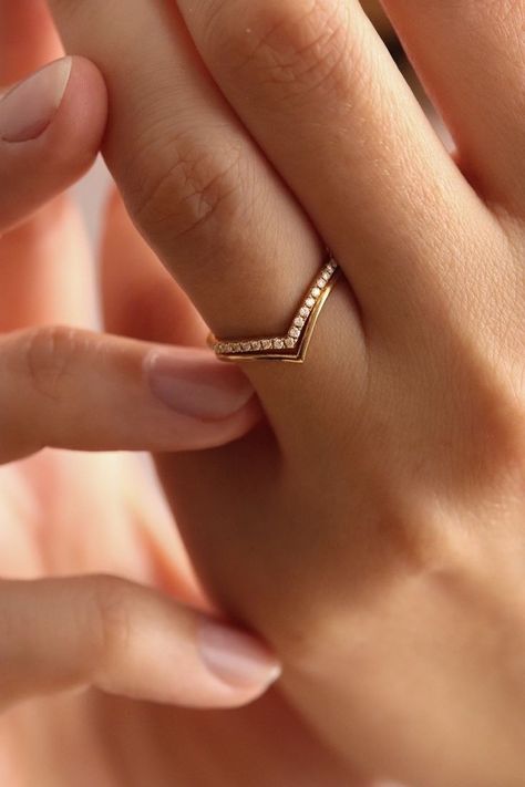 Rings Aesthetic Gold, Engagement Rings Simple, Grunge Ring, Simple Ring Design, Latest Gold Ring Designs, Gold Ring Jewelry, Ring Aesthetic, Couple Ring Design, Fashion Artist