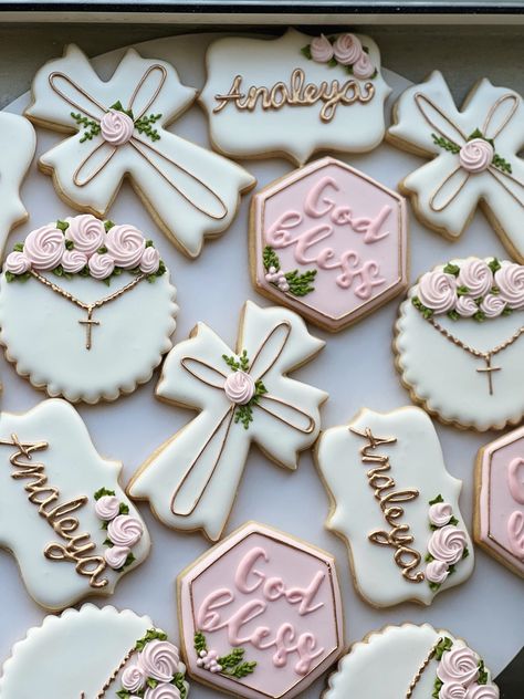 Pink baptism cookies greenery theme cookies Mi Bautizo Dessert Table, Babtisim Girl Decor, Confirmation Theme Ideas, Baptismal Luncheon Food Ideas, 1st Communion Cookies Girl, Conformation Party Idea, Baptism Dessert Ideas, Princess Baptism Theme, Baptism Theme Ideas Girl