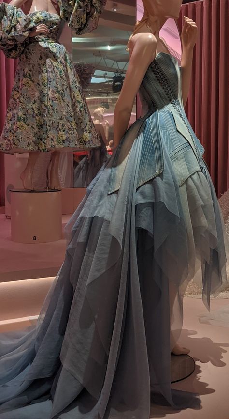 Davidov Imagined a rebellious figure invading the exclusive ballrooms of the Versailles Palace. Dress codes familiar from ball gowns-the corset, the Rococo silhouette, and haute couture techniques-are used here as a form of camouflage providing access to the ball. The gown, however, is made of used, torn jeans that have been disassembled and repurposed. Recycled Runway Fashion, Denim Ball Gown, Junk Couture Inspiration, Denim Prom Dress, Junk Couture Dresses, Denim Haute Couture, Recycled Gown Ideas, Junk Couture, Denim And Tulle