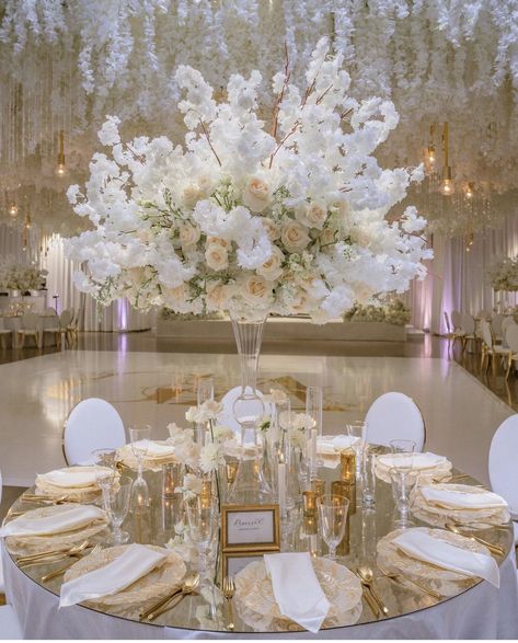 White And Gold Wedding Venue Ideas, Wedding Venues Gold And White, Wedding Venue White And Gold, Cream Champagne Gold Wedding, Creme Wedding, Shades Of Gold Wedding, White And Ivory Wedding Reception, Luxury White Wedding, White Silver And Gold Wedding